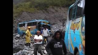 La carretera de la muerte circuata bolivia derrumbe [upl. by Orban691]