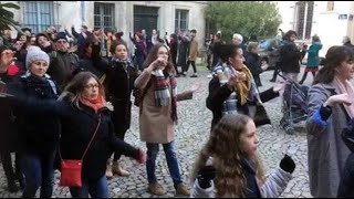 Avignon  la déambulation dansée dans les rues pour louverture des quotHivernalesquot [upl. by Lebiram]