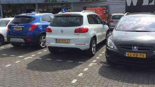 ACHTERUIT INPARKEREN IN EEN PARKEERVAK [upl. by Asyram767]