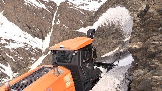 Iseran  déneigement en hautlieu [upl. by Mahgem643]